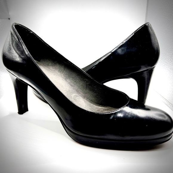 Beautiful Stuart Weitzman Black Patten Leather Pumps, Good Condition-Used-7 1/2M - Picture 3 of 10